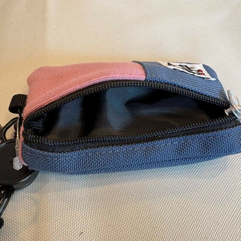 CHUMS > コミューターパスケーススウェットナイロン 【Dusty Pink/Indigo】